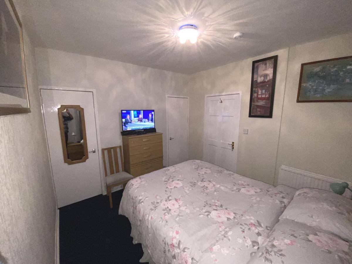 Private Lounge And Double Room Kilwinning Exterior photo